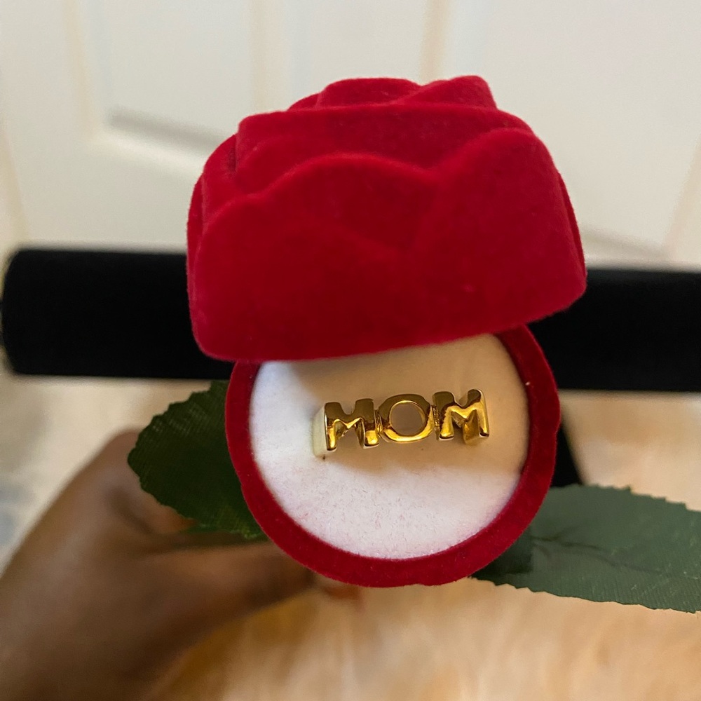 Gold 'MOM' Ring with Rose box - Picture 3 of 6